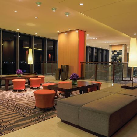 Holiday Inn & Suites Makati By Ihg Μακάτι Εξωτερικό φωτογραφία Lobby