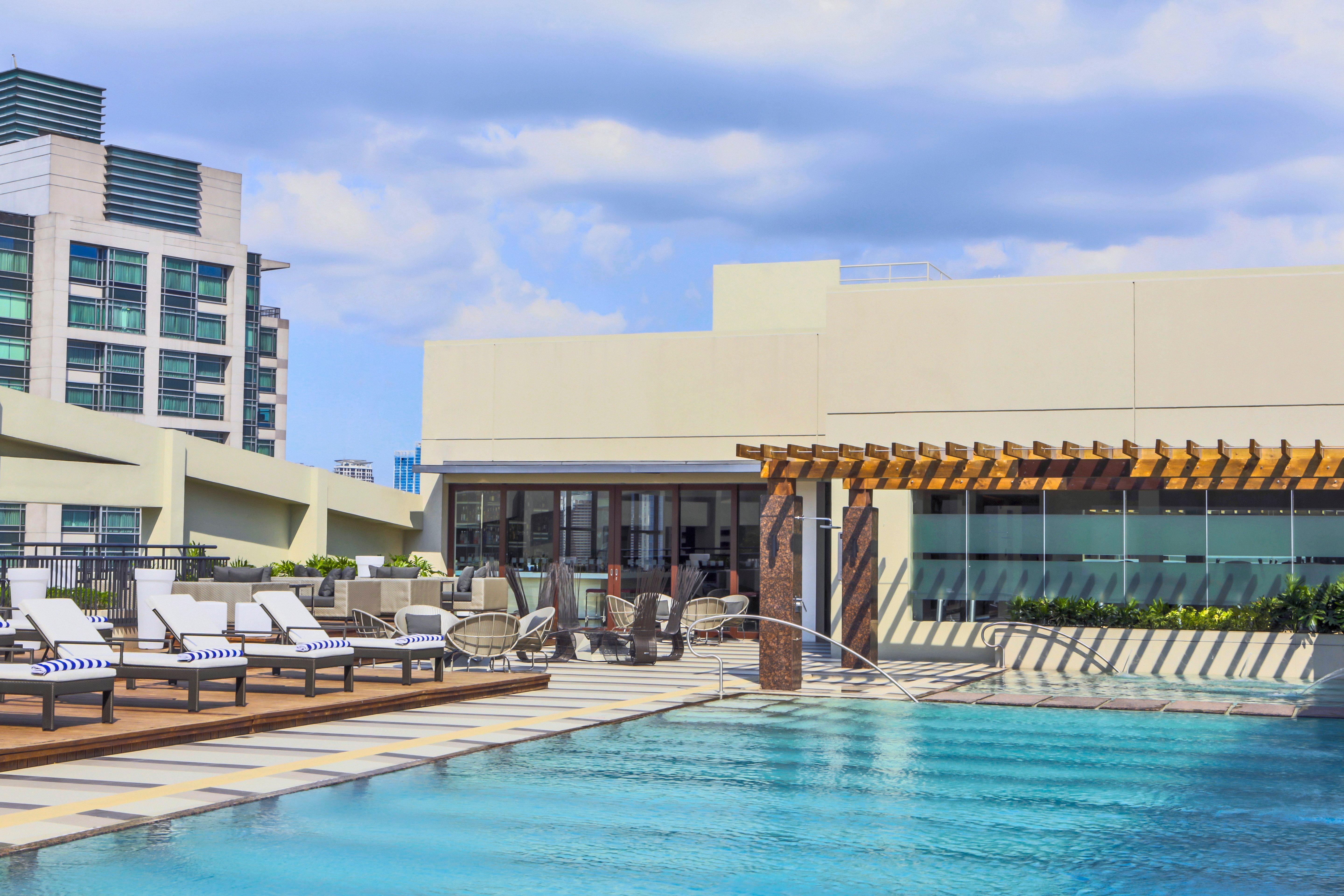 Holiday Inn & Suites Makati By Ihg Μακάτι Εξωτερικό φωτογραφία Rooftop pool
