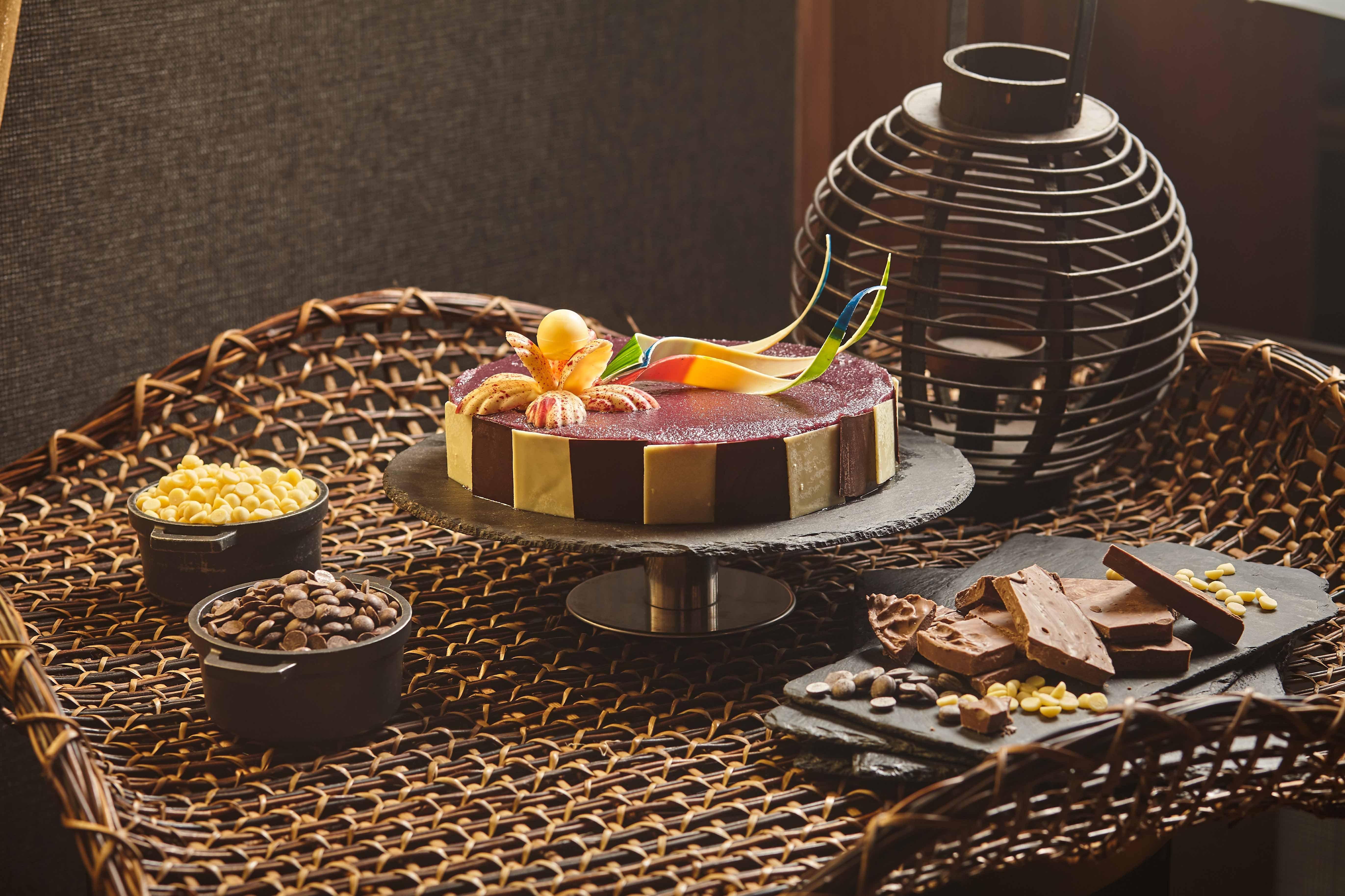 Holiday Inn & Suites Makati By Ihg Μακάτι Εξωτερικό φωτογραφία A chocolate cake