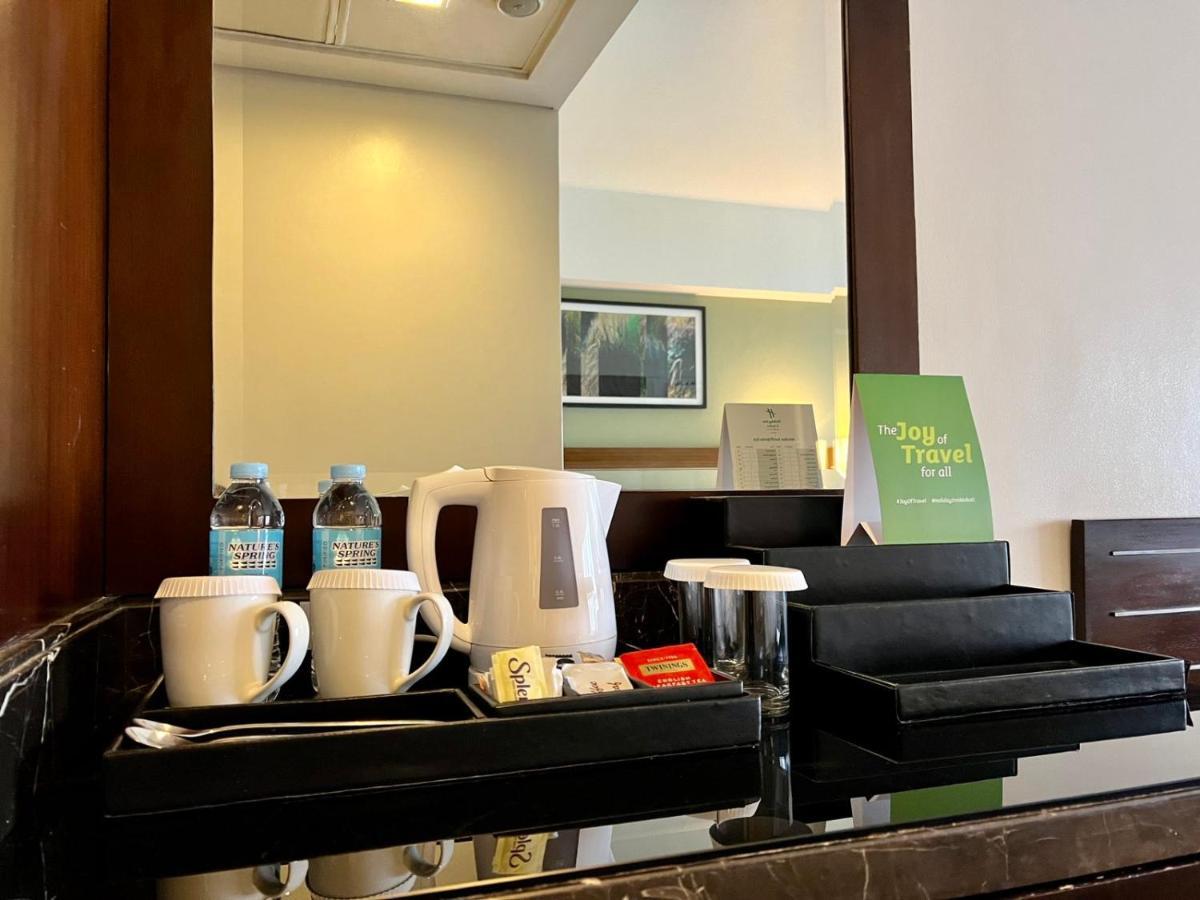 Holiday Inn & Suites Makati By Ihg Μακάτι Εξωτερικό φωτογραφία A hotel room's wet bar
