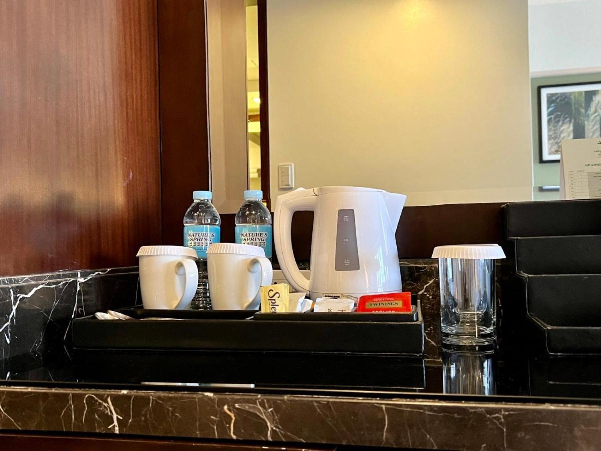 Holiday Inn & Suites Makati By Ihg Μακάτι Εξωτερικό φωτογραφία A kettle and a water jug in a hotel room
