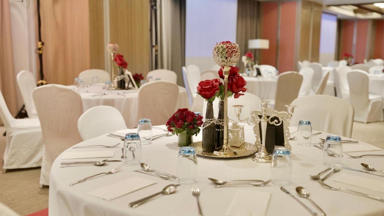 Holiday Inn & Suites Makati By Ihg Μακάτι Εξωτερικό φωτογραφία A table set for a formal dinner