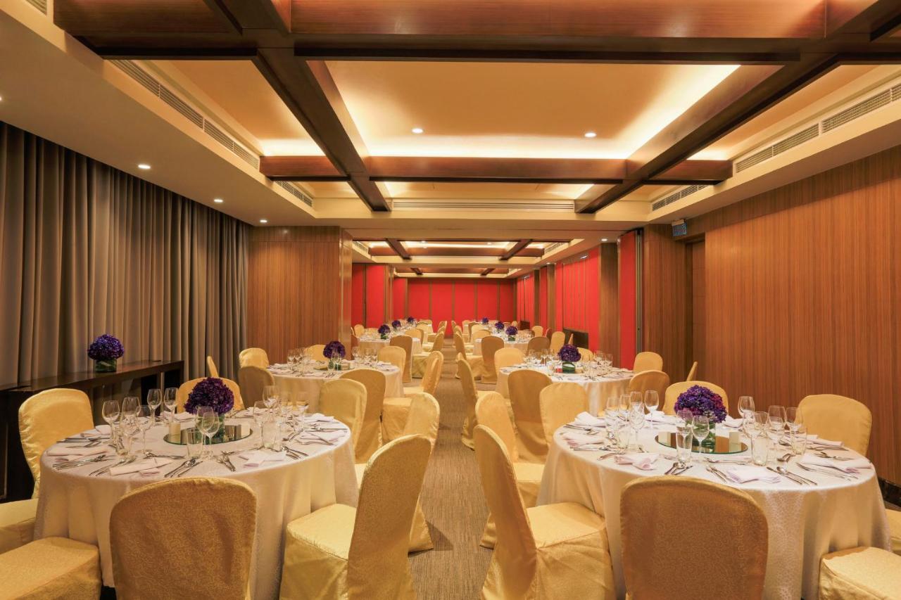 Holiday Inn & Suites Makati By Ihg Μακάτι Εξωτερικό φωτογραφία The ballroom