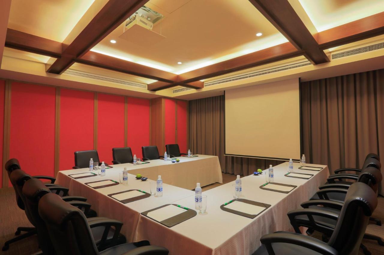 Holiday Inn & Suites Makati By Ihg Μακάτι Εξωτερικό φωτογραφία Meeting room at the hotel