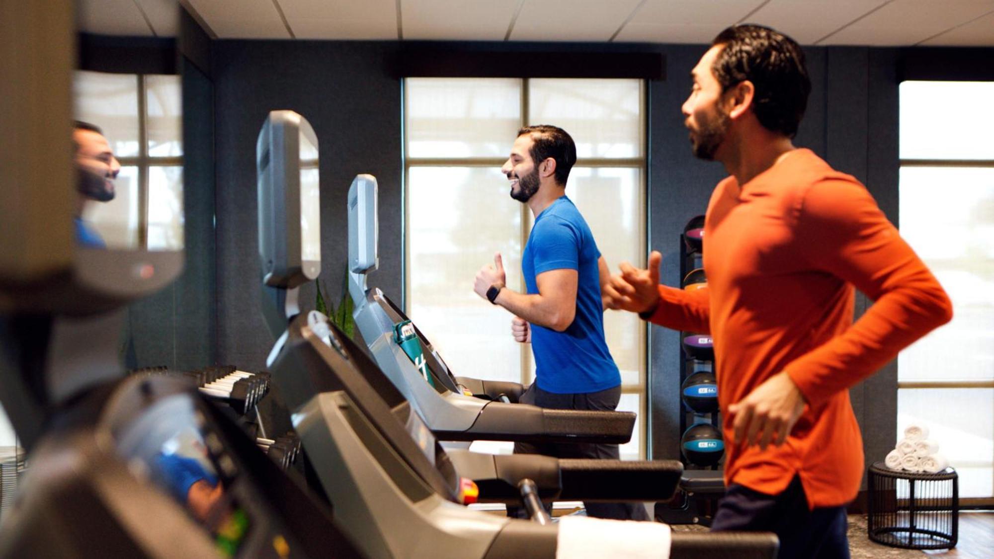 Holiday Inn & Suites Makati By Ihg Μακάτι Εξωτερικό φωτογραφία Two men running on treadmills