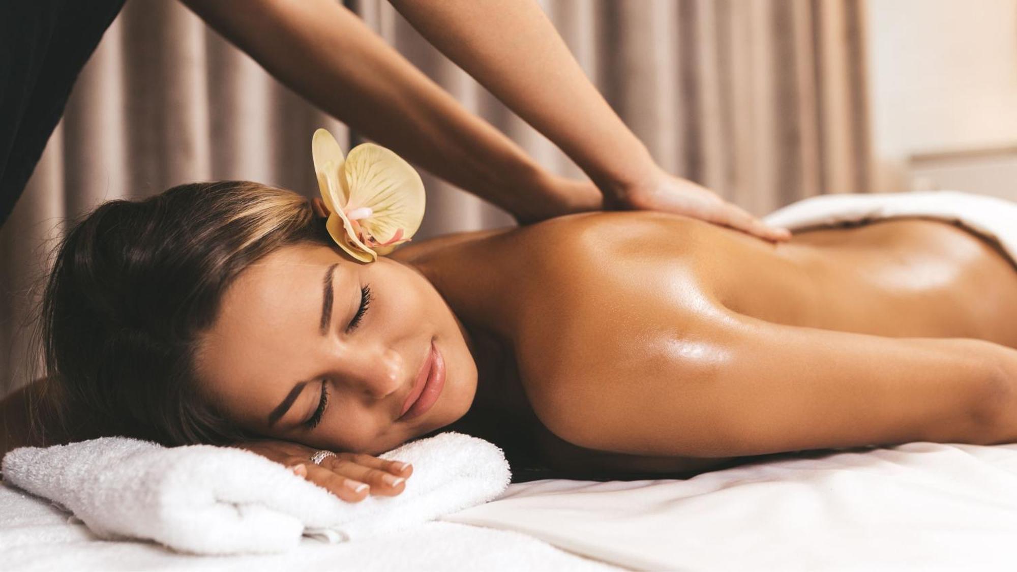 Holiday Inn & Suites Makati By Ihg Μακάτι Εξωτερικό φωτογραφία A woman receiving a massage