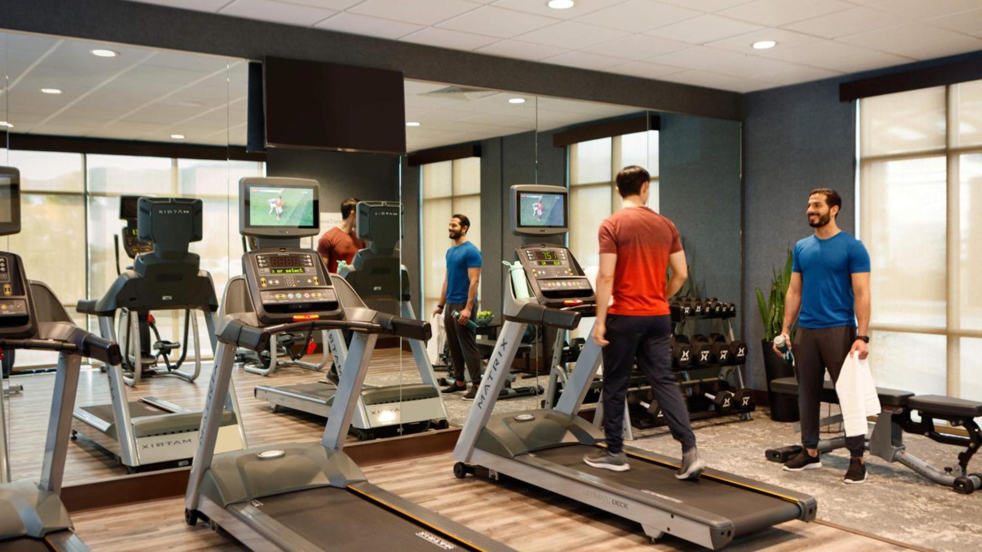 Holiday Inn & Suites Makati By Ihg Μακάτι Εξωτερικό φωτογραφία The gym at the hotel