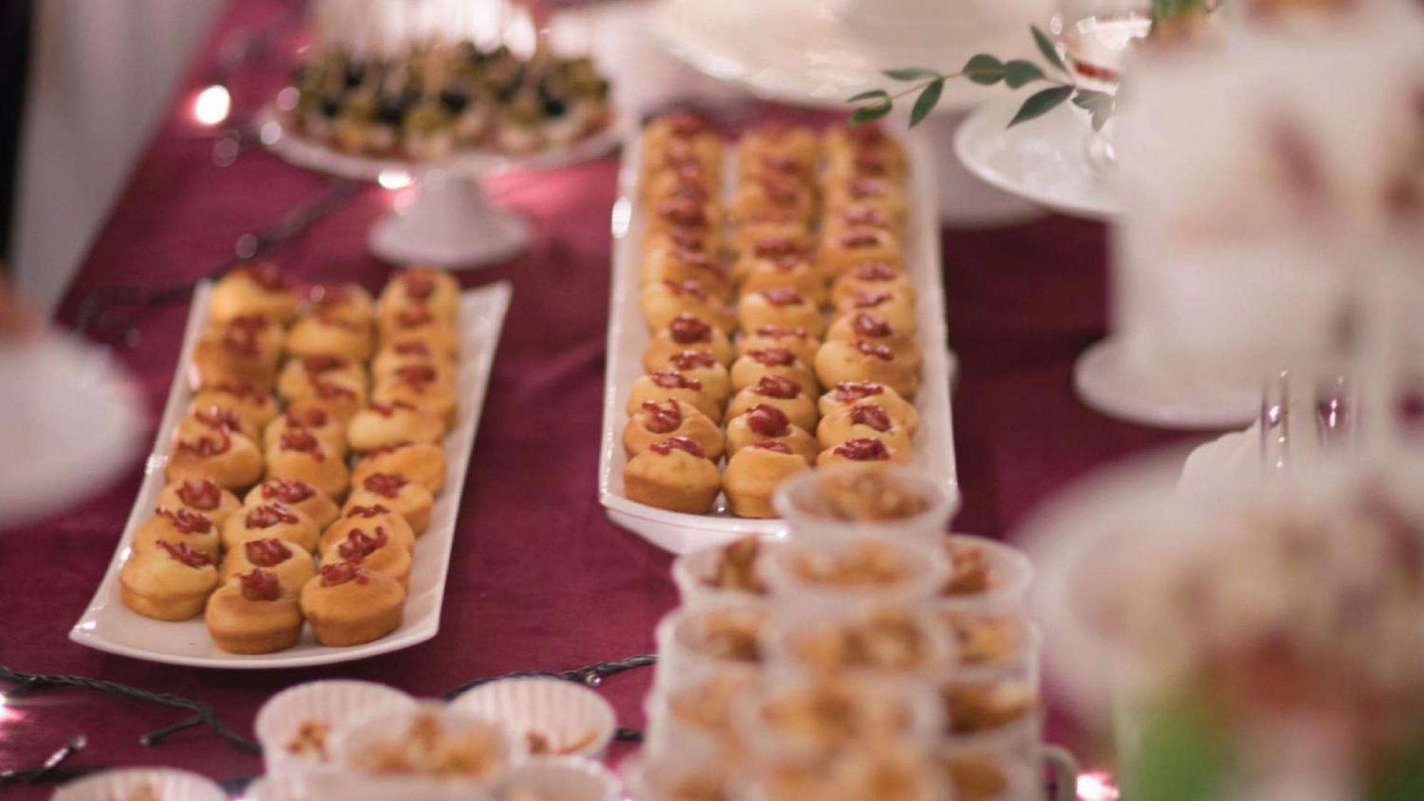 Holiday Inn & Suites Makati By Ihg Μακάτι Εξωτερικό φωτογραφία A selection of petits fours