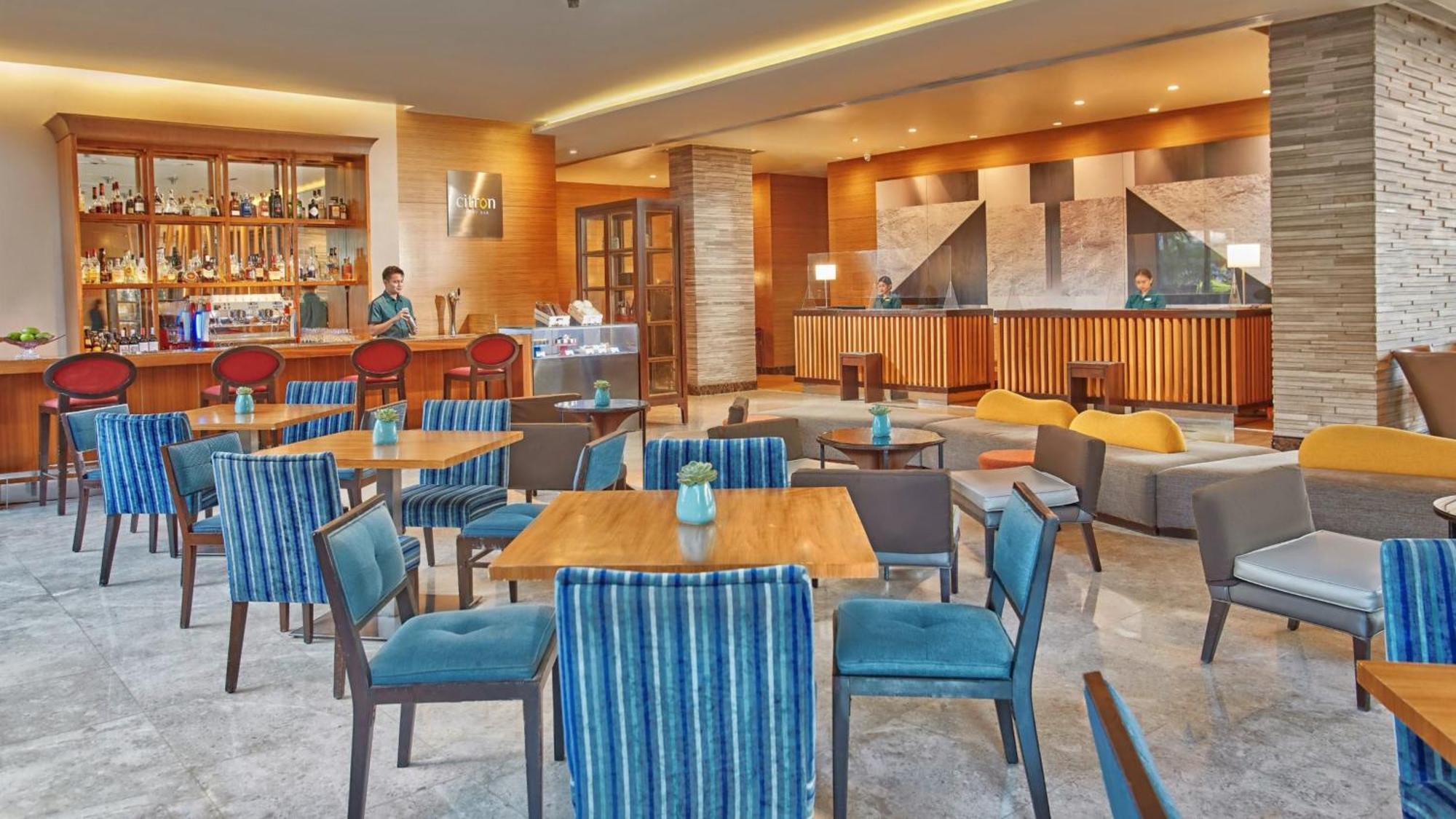 Holiday Inn & Suites Makati By Ihg Μακάτι Εξωτερικό φωτογραφία The Lounge at the airport