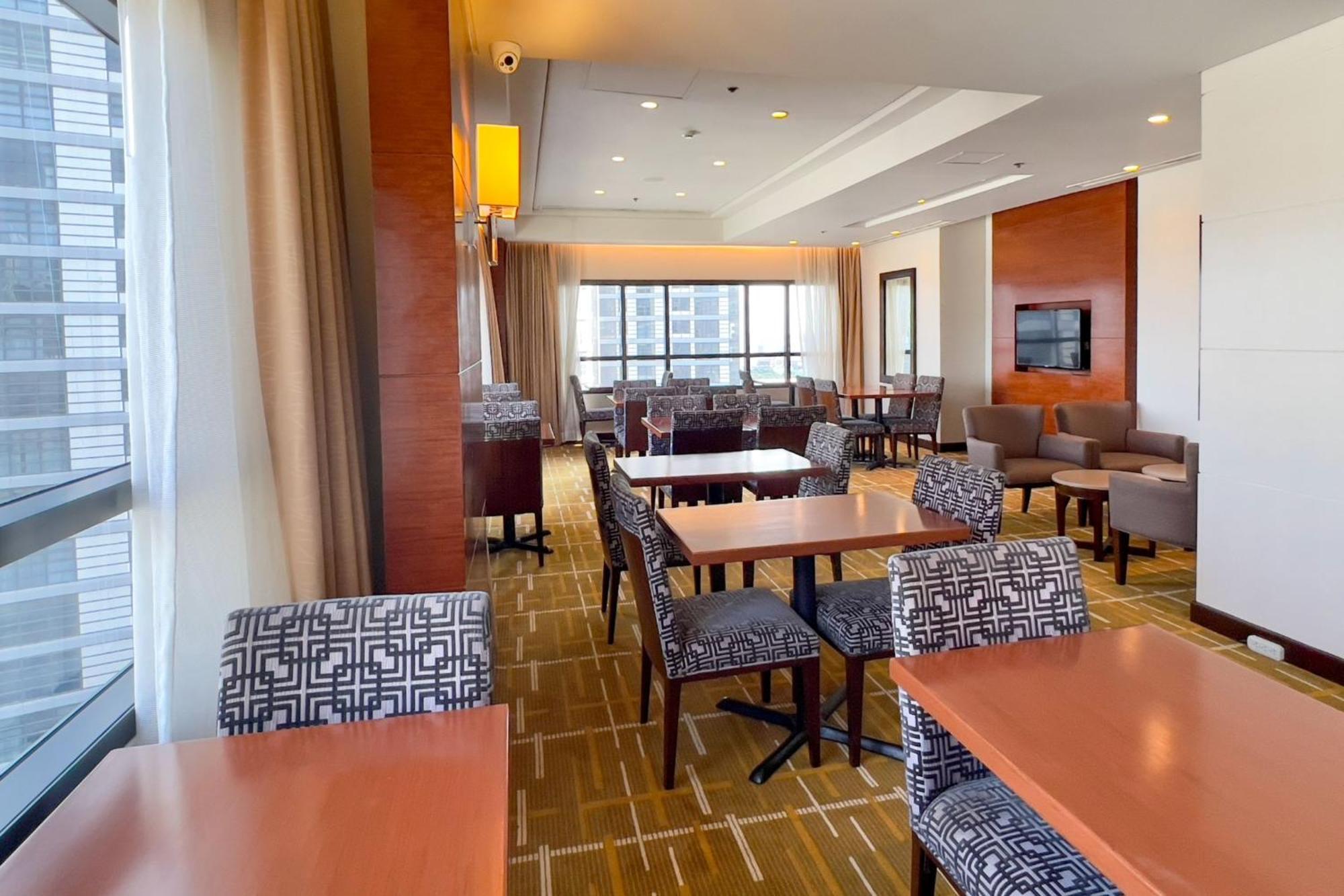 Holiday Inn & Suites Makati By Ihg Μακάτι Εξωτερικό φωτογραφία Clubroom at the 100 North Main