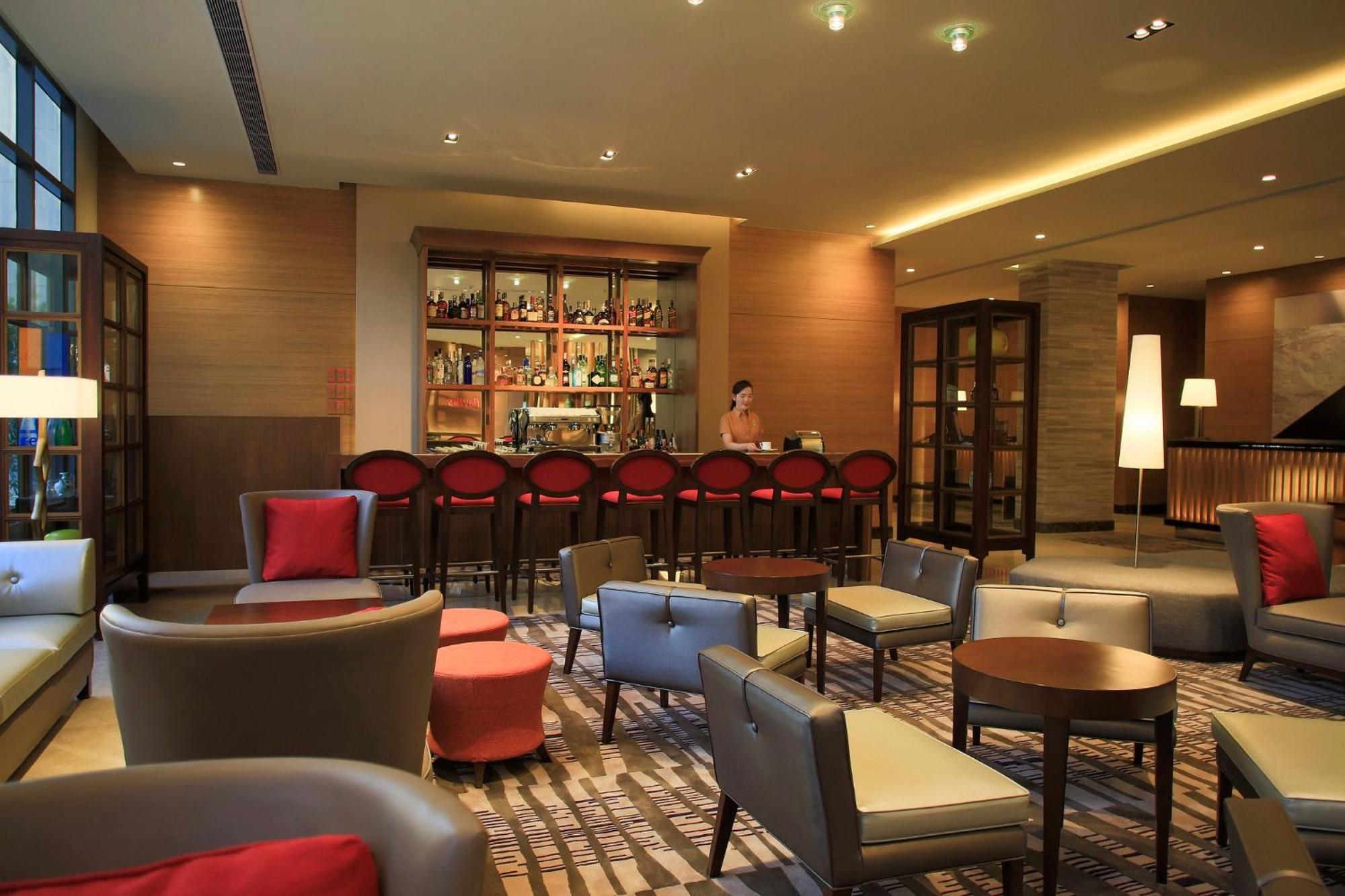 Holiday Inn & Suites Makati By Ihg Μακάτι Εξωτερικό φωτογραφία The bar at the lobby